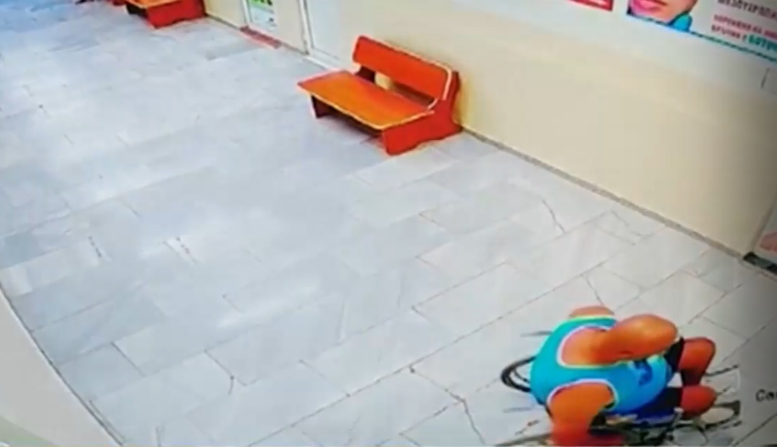 Мъж се престори на болен и открадна инвалидна количка от поликлиника в Казанлък