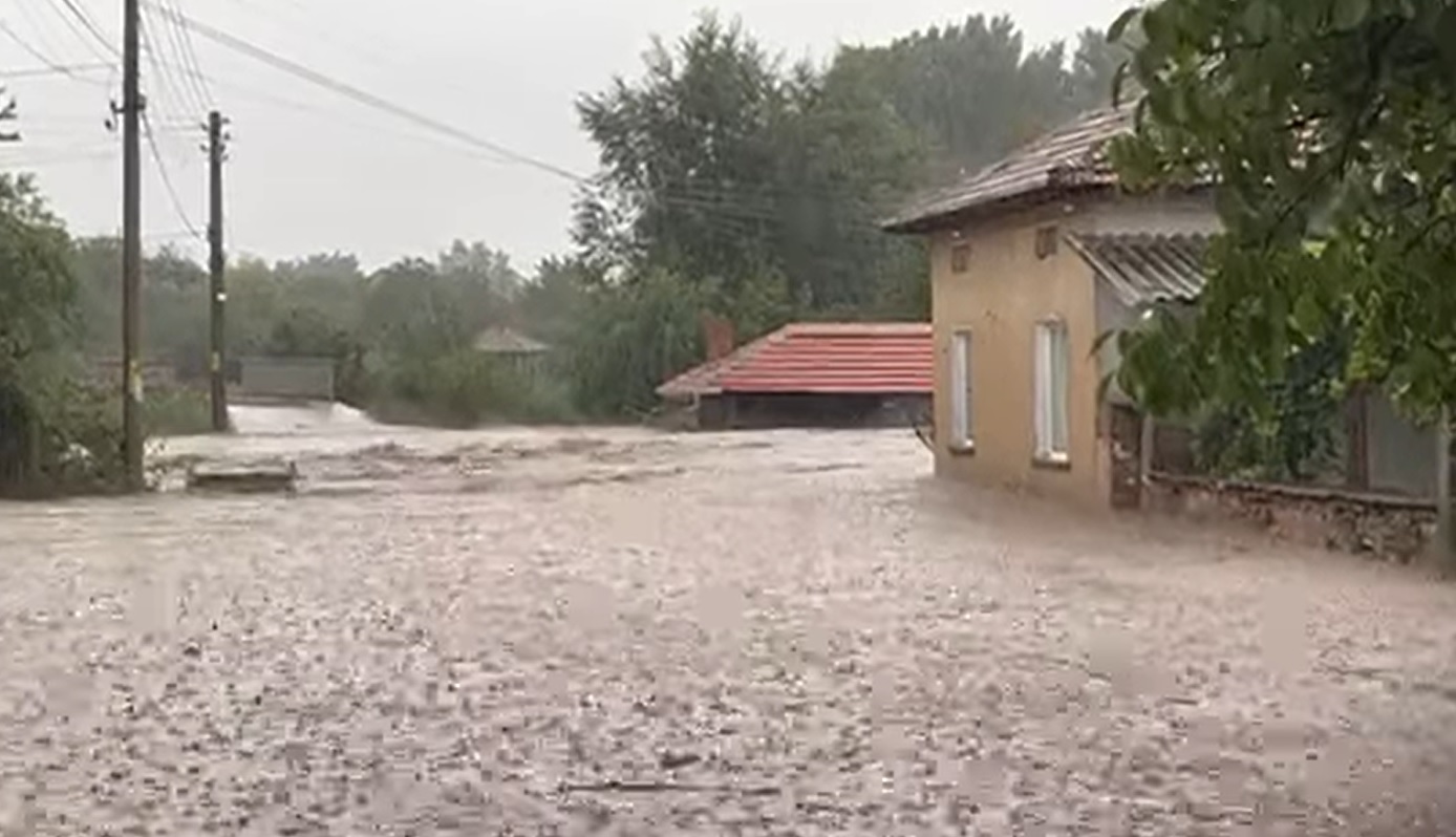 Цялото село Богдан е под вода, поне 40 къщи наводнени в Каравелово (ВИДЕО)