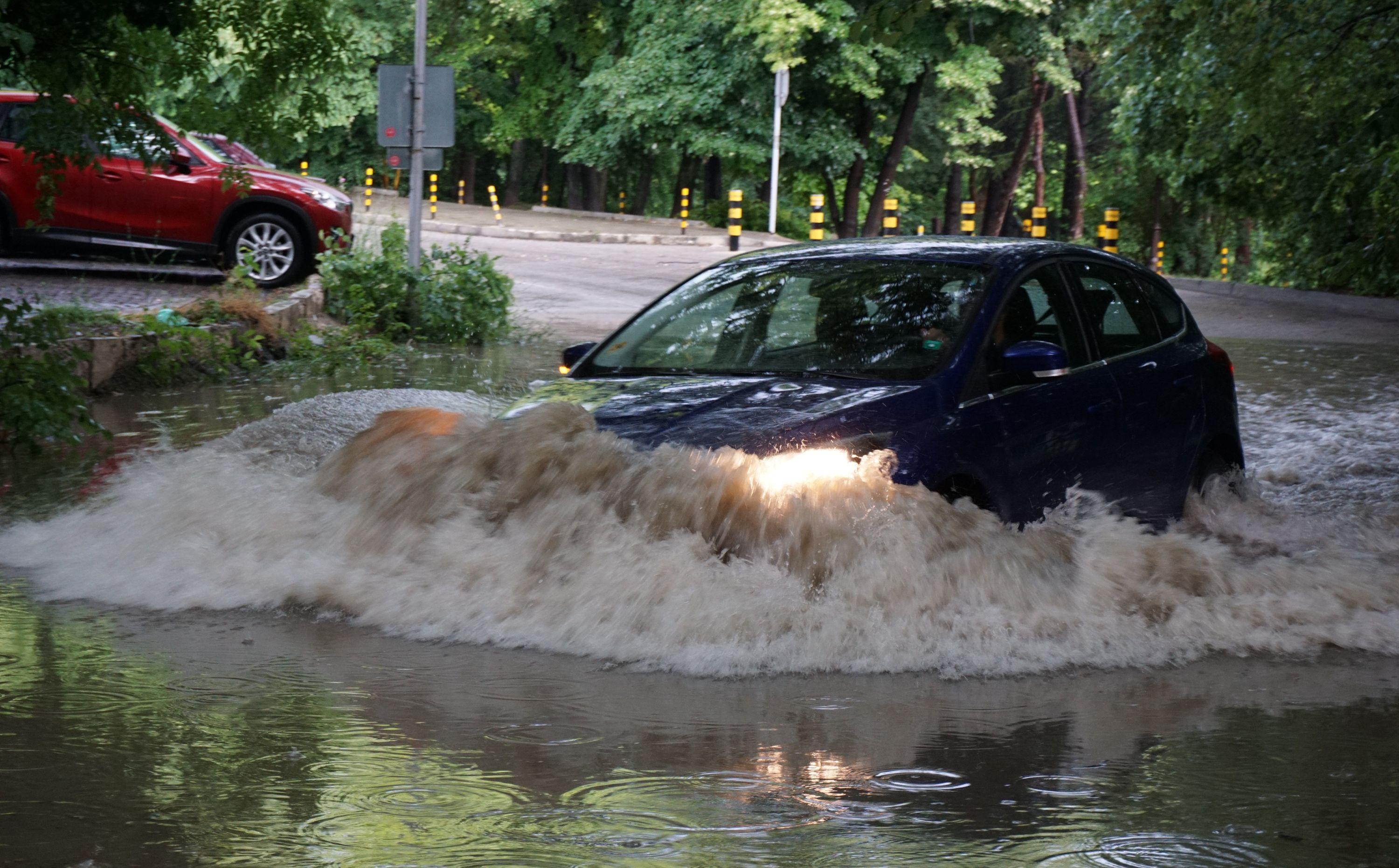 Без ток и унищожени улици в село Розино