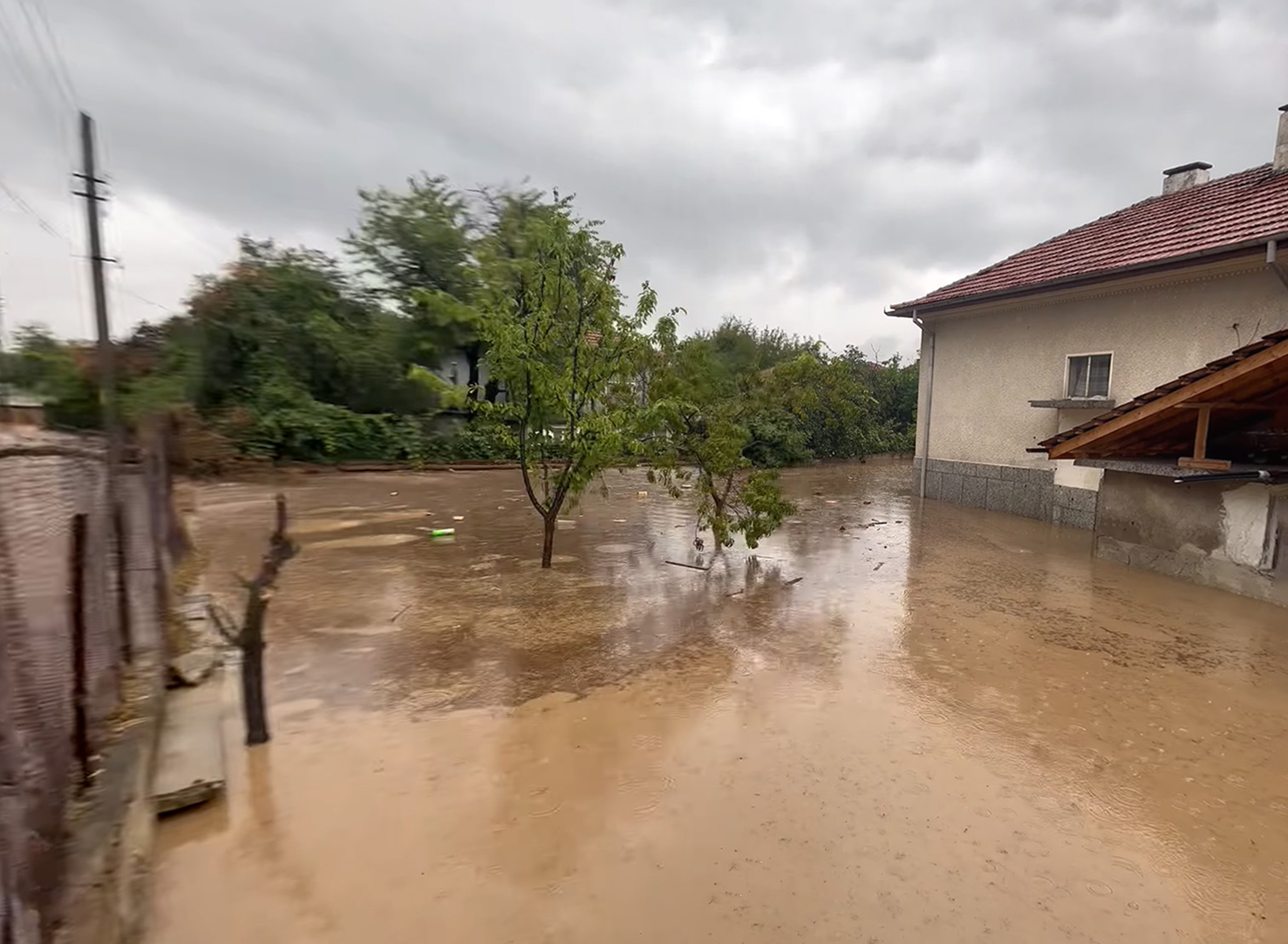 Потопът в Карловско, спасяват се по покривите