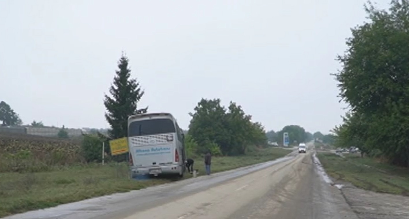 Автобус с 30 работници е пометен от водната стихия в Добричко