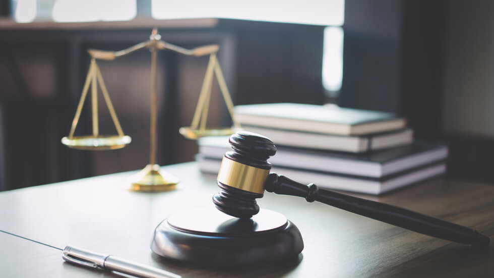 Оставиха в ареста хванатите край ГКПП Олтоманци каналджия и 14 мигранти