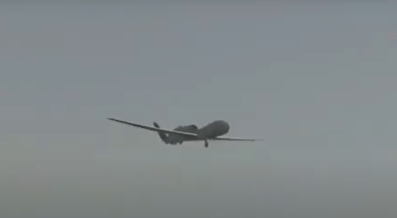 Американски стратегически дрон RQ-4 Global Hawk и двойка изтребители F-18 забелязани в района над Черно море (ВИДЕО)