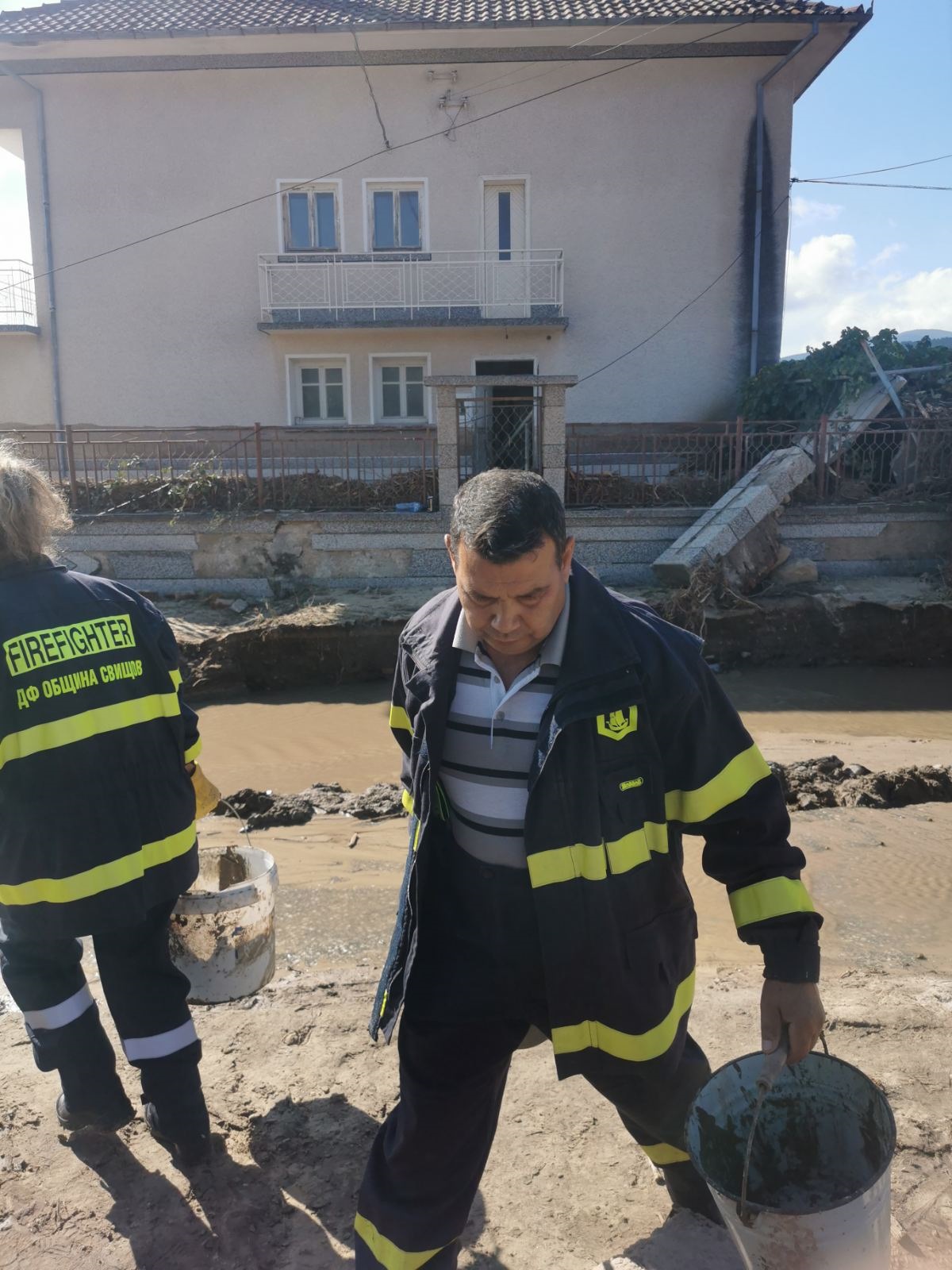 Доброволци от Свищов помагат на пострадалите от поройните дъждове в село Каравелово