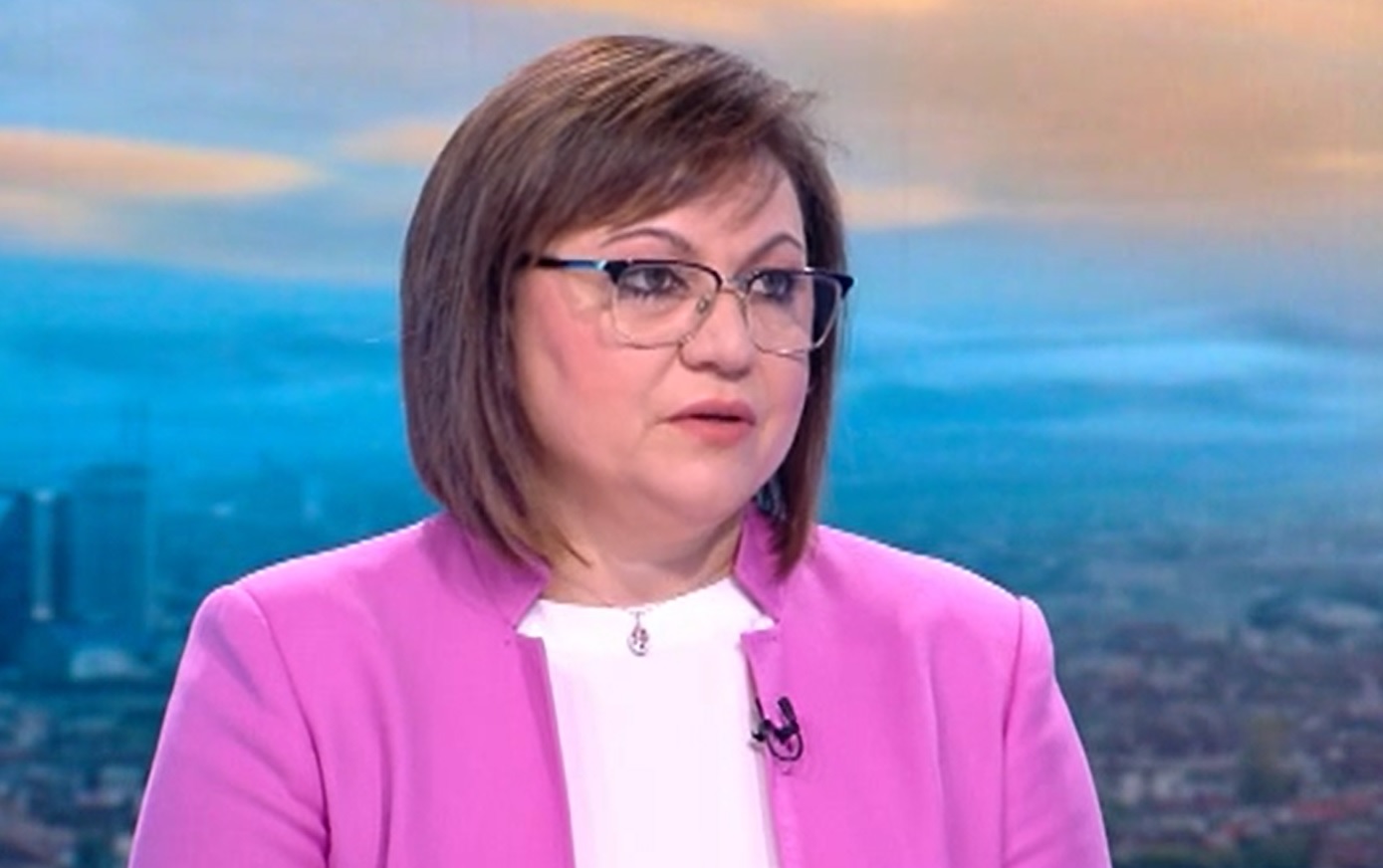 Нинова съди Дачков със същата адвокатска кантора, получила договори за 400 000 лв. от министерството й