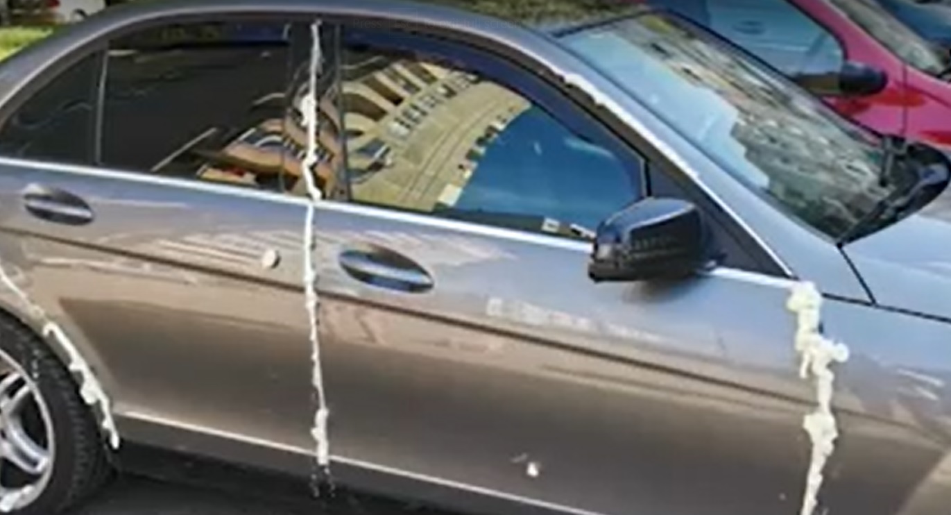 Лекар от "Пирогов" намери автомобила си със залепени врати с монтажна пяна