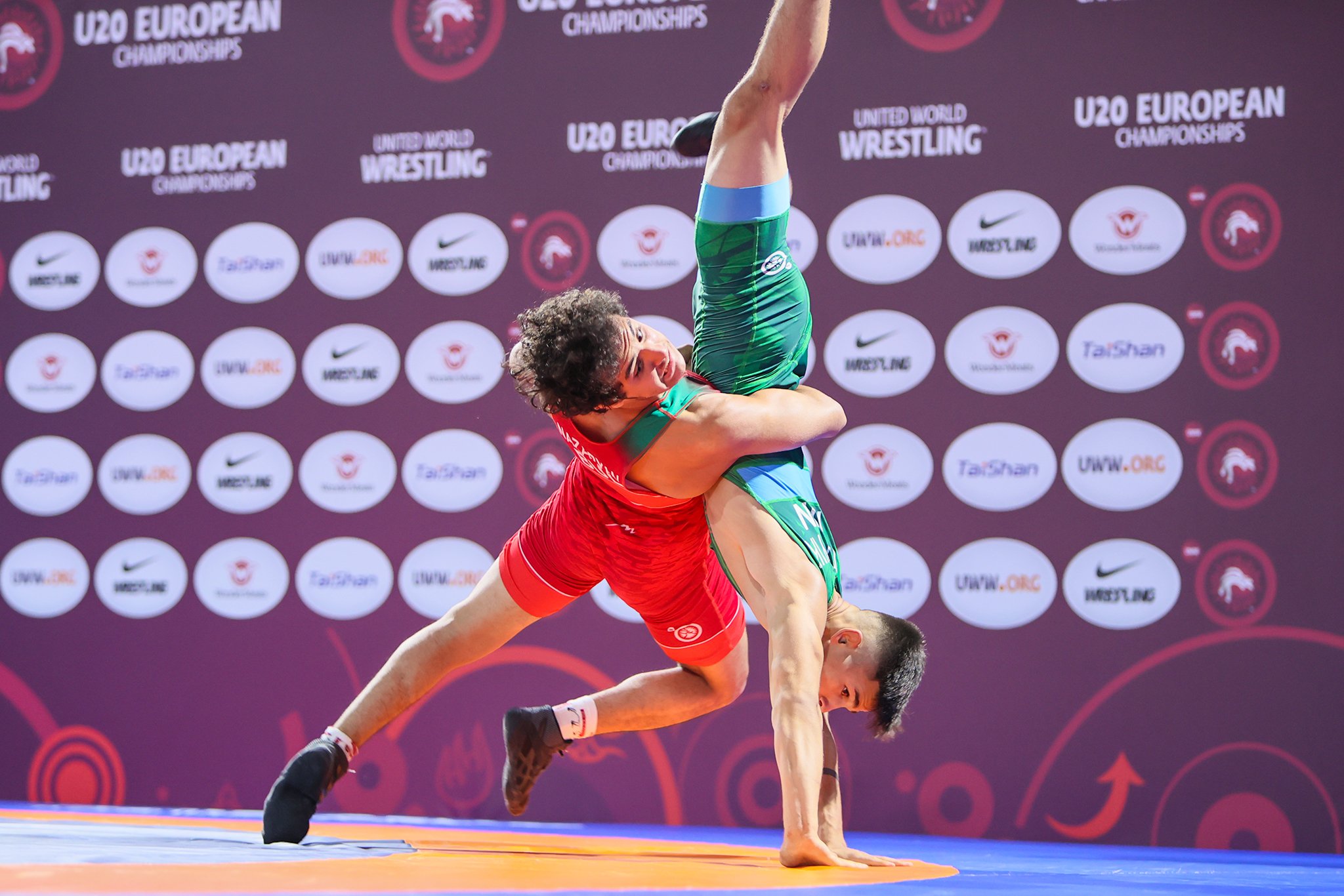 Борците ни в класическия стил откриват световното в Белград