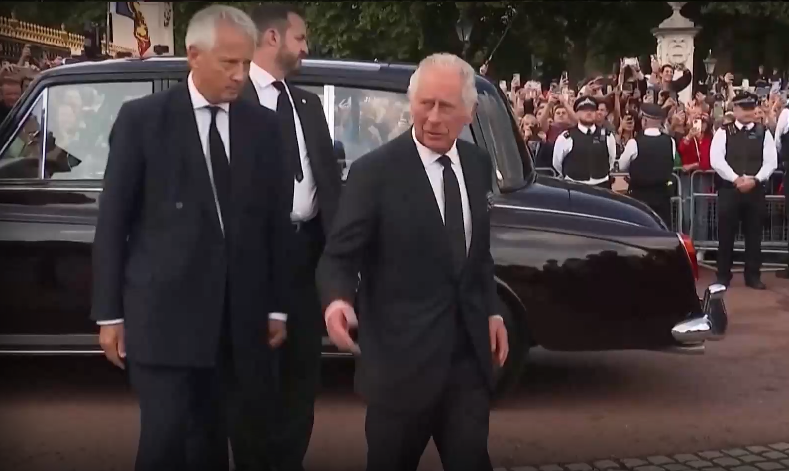 Крал Чарлз III поздрави събралите се хора пред Бъкингамския дворец