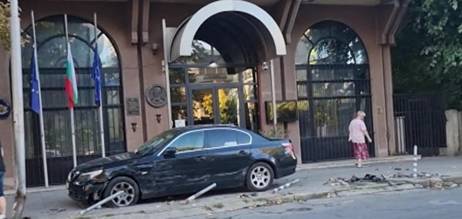 Шофьор се блъсна в автомобили на посолството ни в Скопие