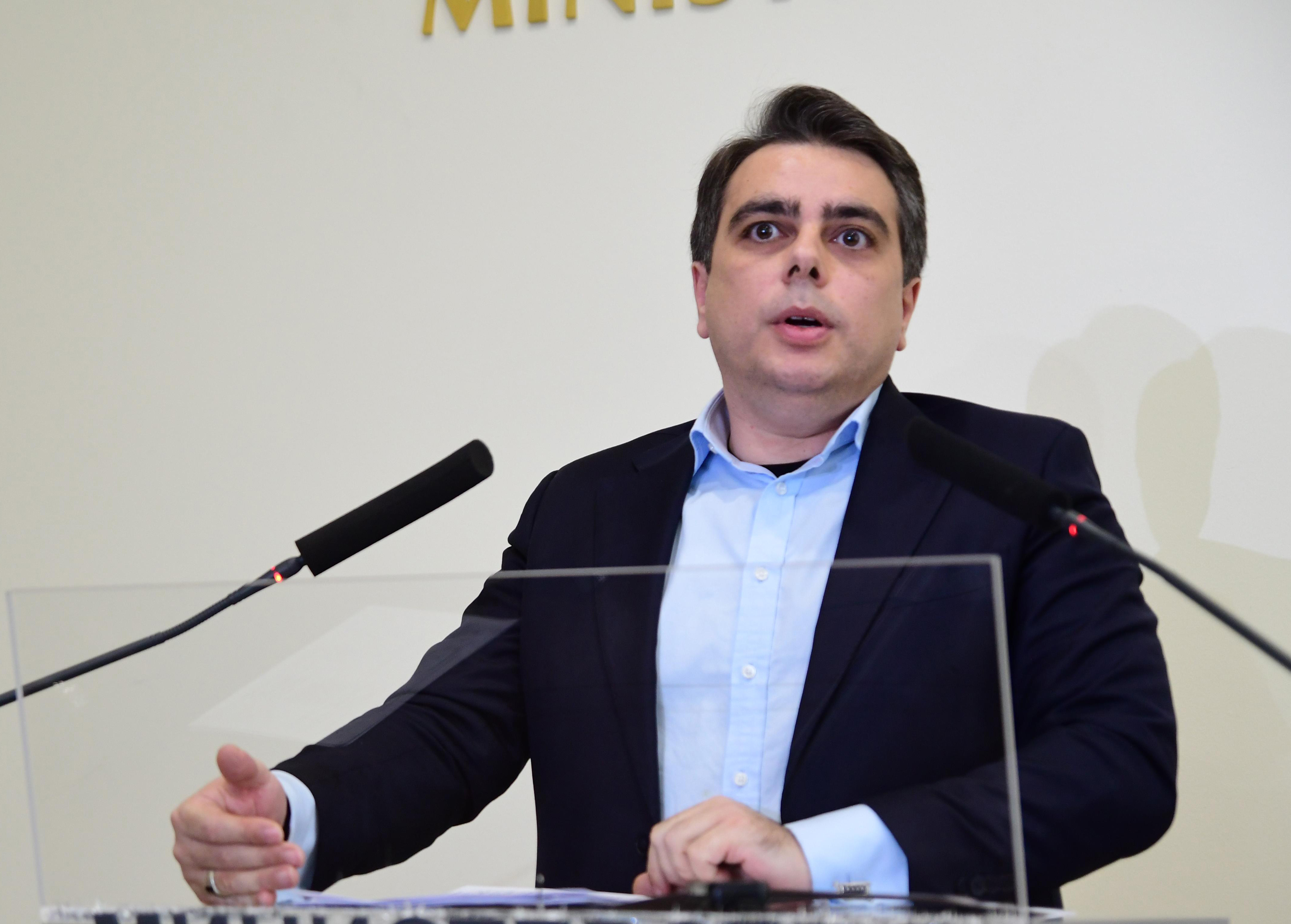 Асен Василев: Цената на петрола пада на световните пазари, резонно е и у нас да поевтинява