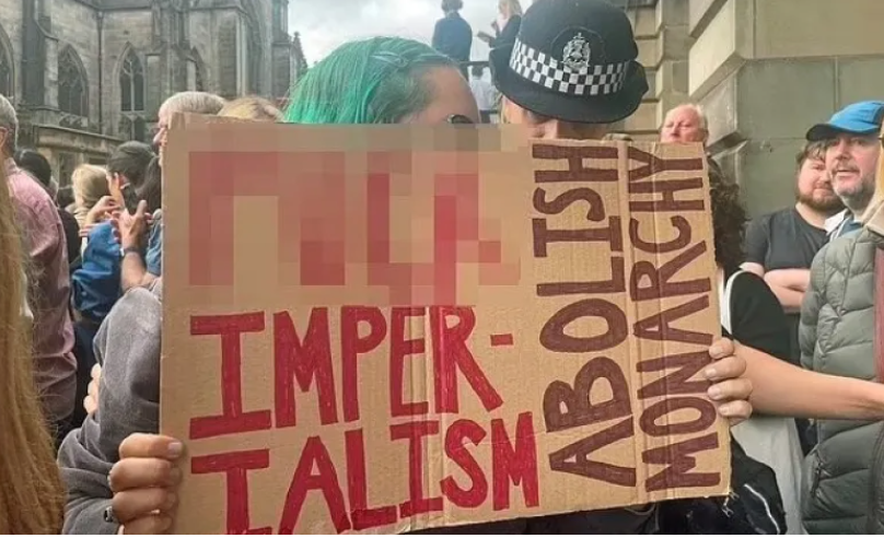 Три ареста във Великобритания при протести след смъртта на кралицата