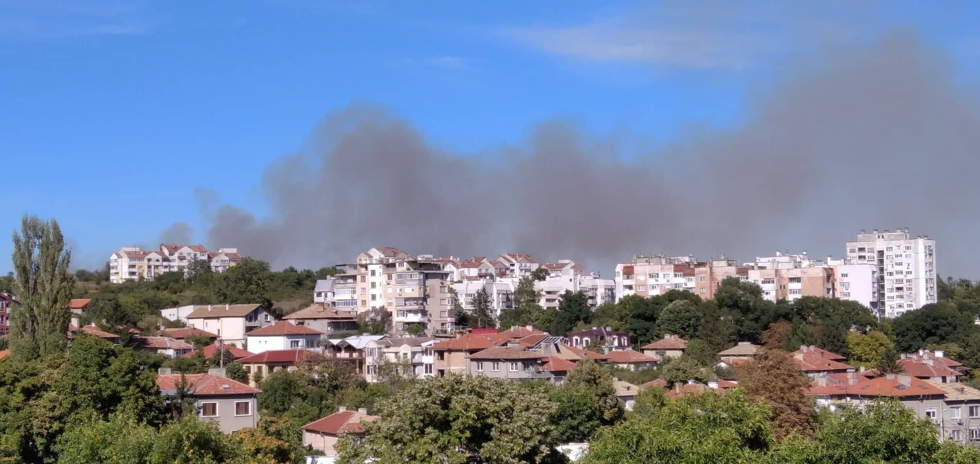 Треви и дървета пламнаха на входа на Шумен