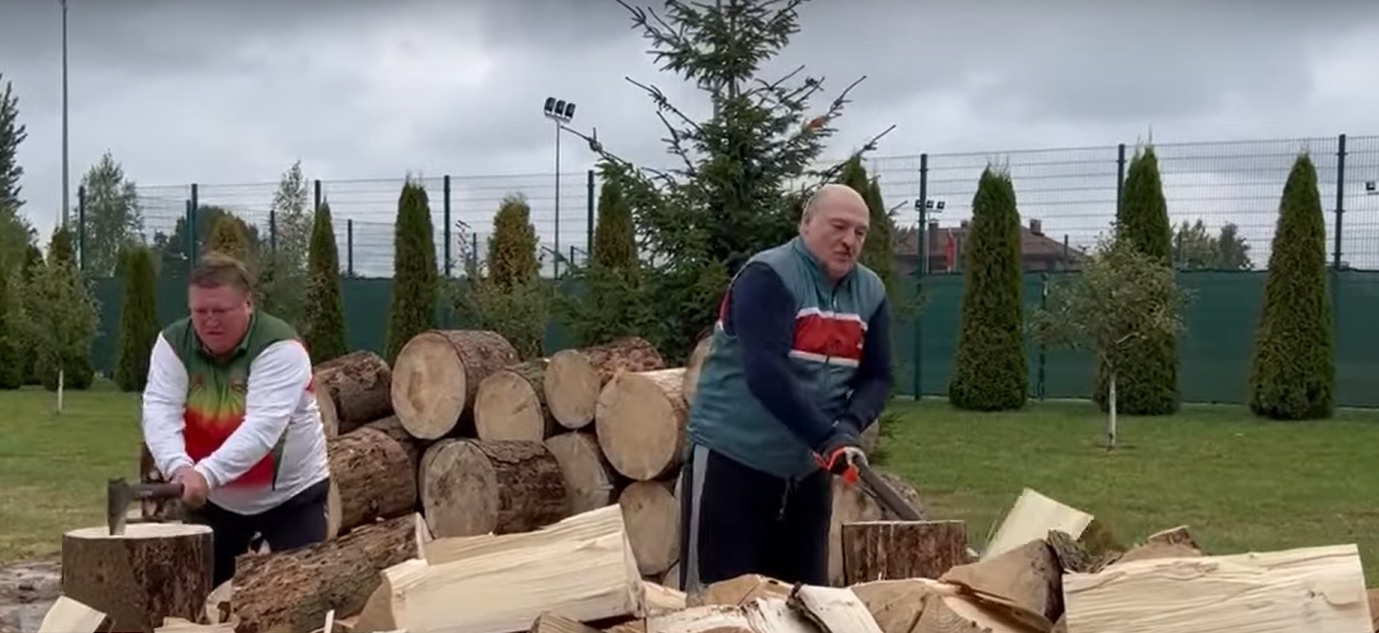 Лукашенко цепи дърва: Няма да оставим нашите братя в Европа да умрат от студ (ВИДЕО)