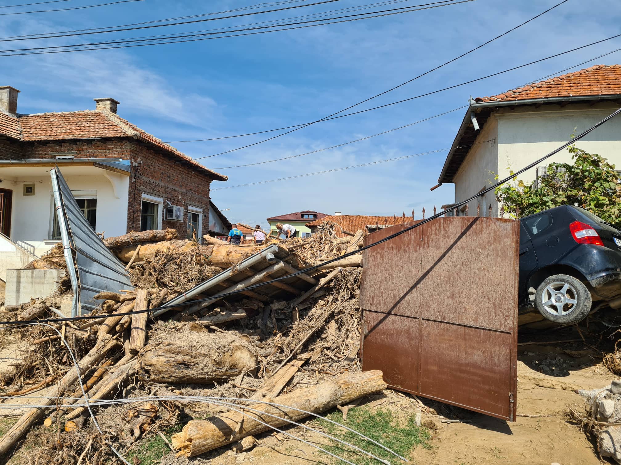 600 държавни служители стават доброволци и ще чистят наводнените села в Карловско