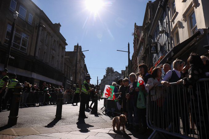 Две жени станаха жертви на сексуални посегателства, докато чакали да отдадат почит на кралица Елизабет