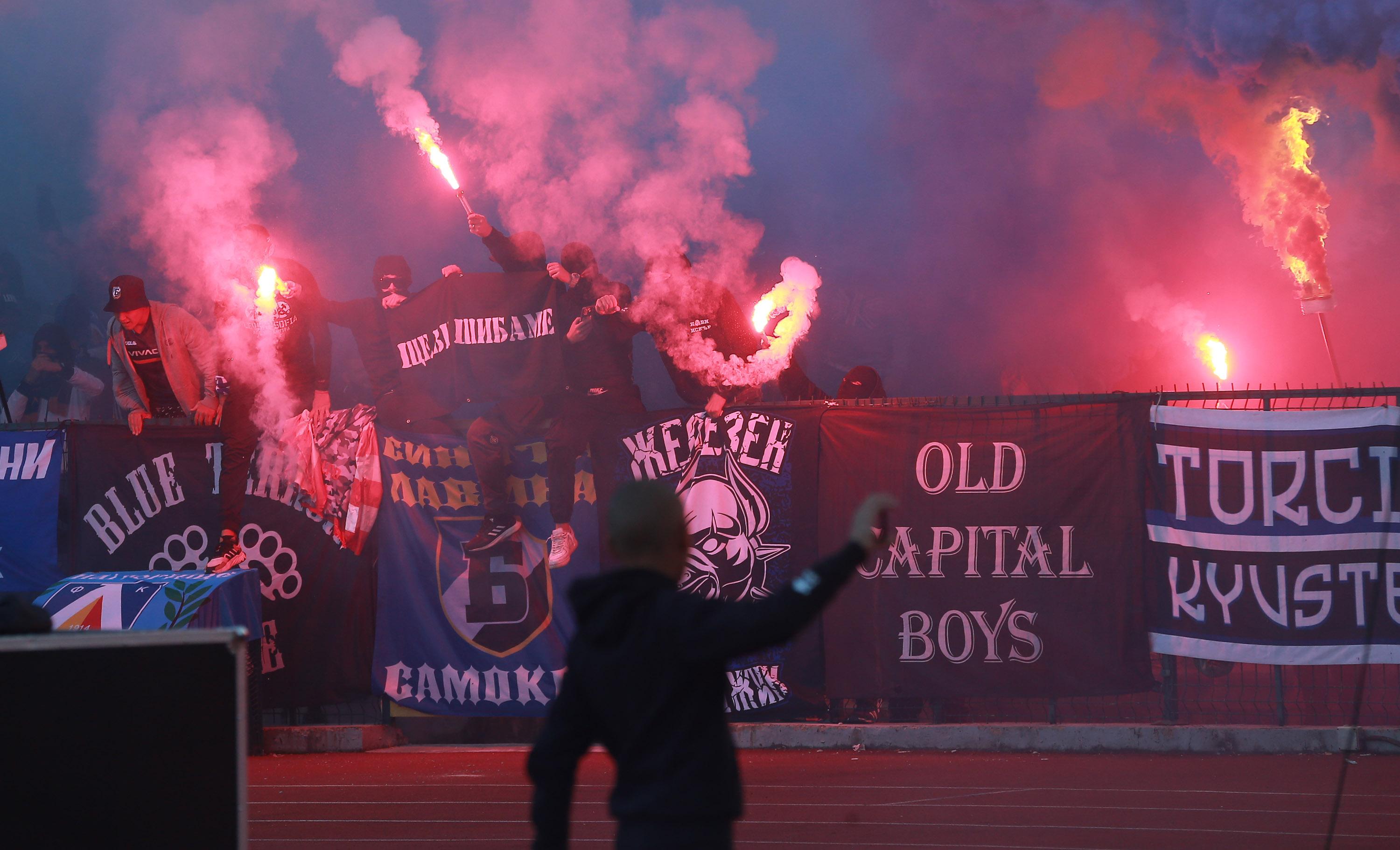 Двама души са задържани на мача между Левски и ЦСКА