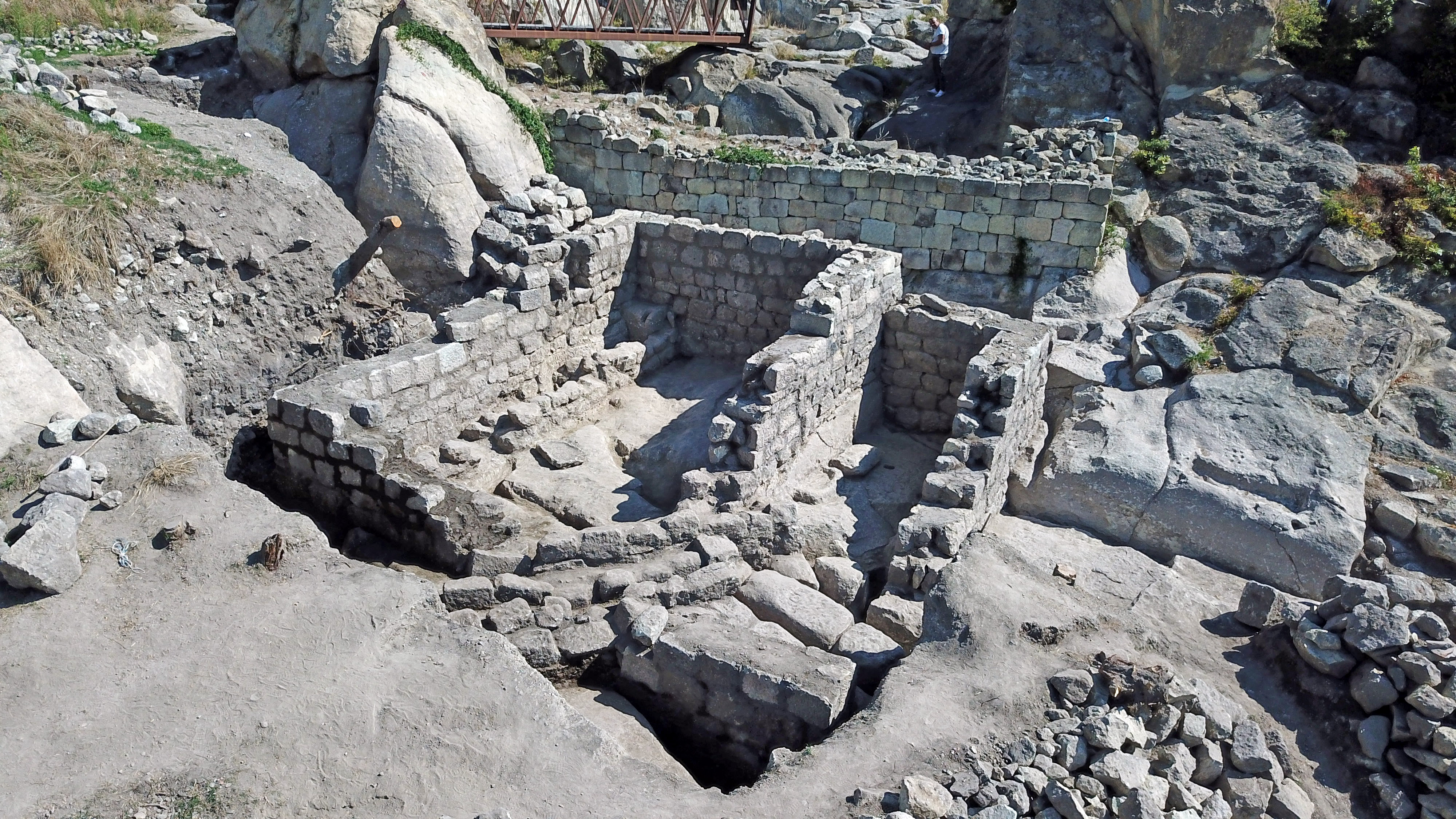 Уникална находка от разкопките на Перперикон: Сребърна камбана пазела входа на новооткрития езически храм