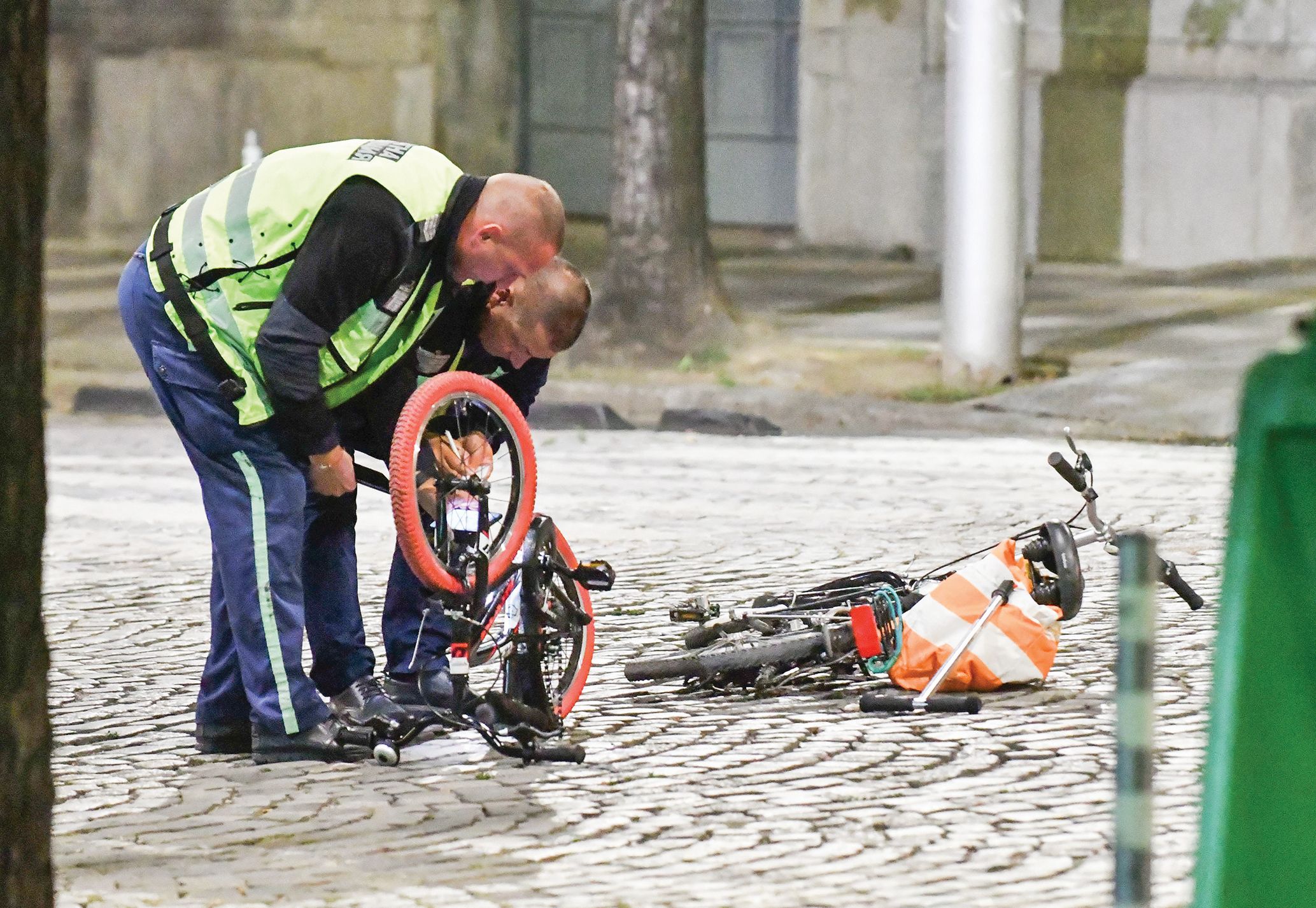 Дрогирана шофьорка блъсна баща с две деца