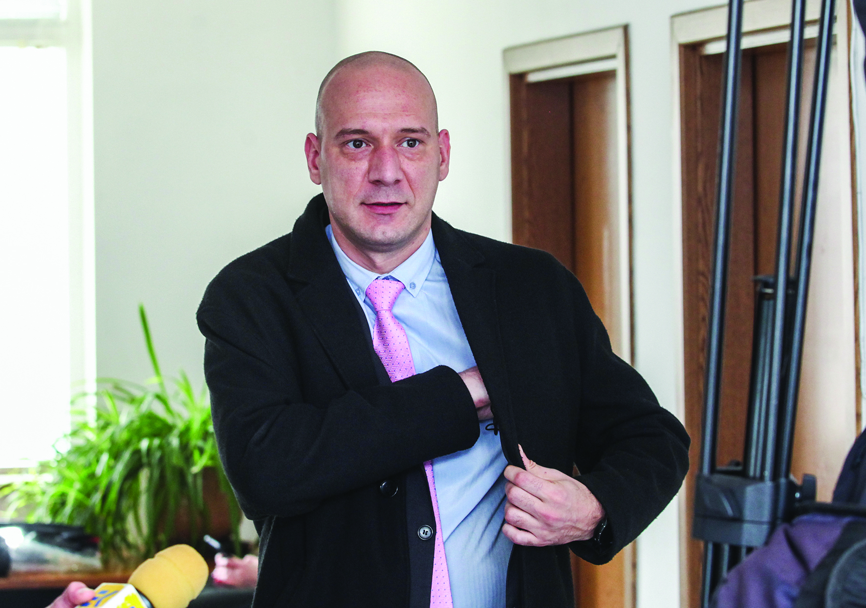 Минеков уреди лакея си с държавна служба