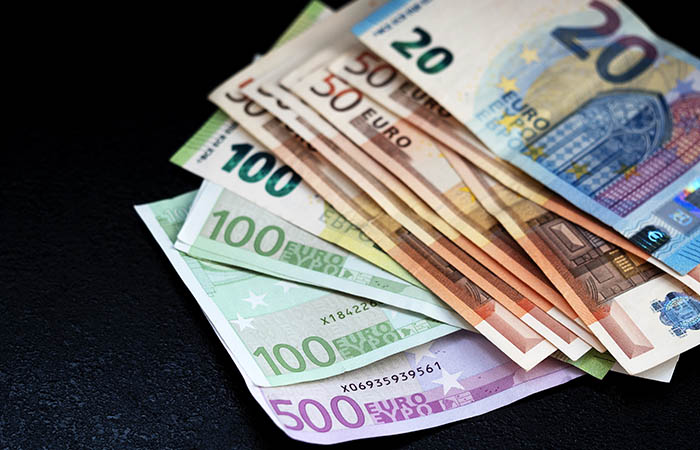 Еврото потъна до нов 20-годишен минимум