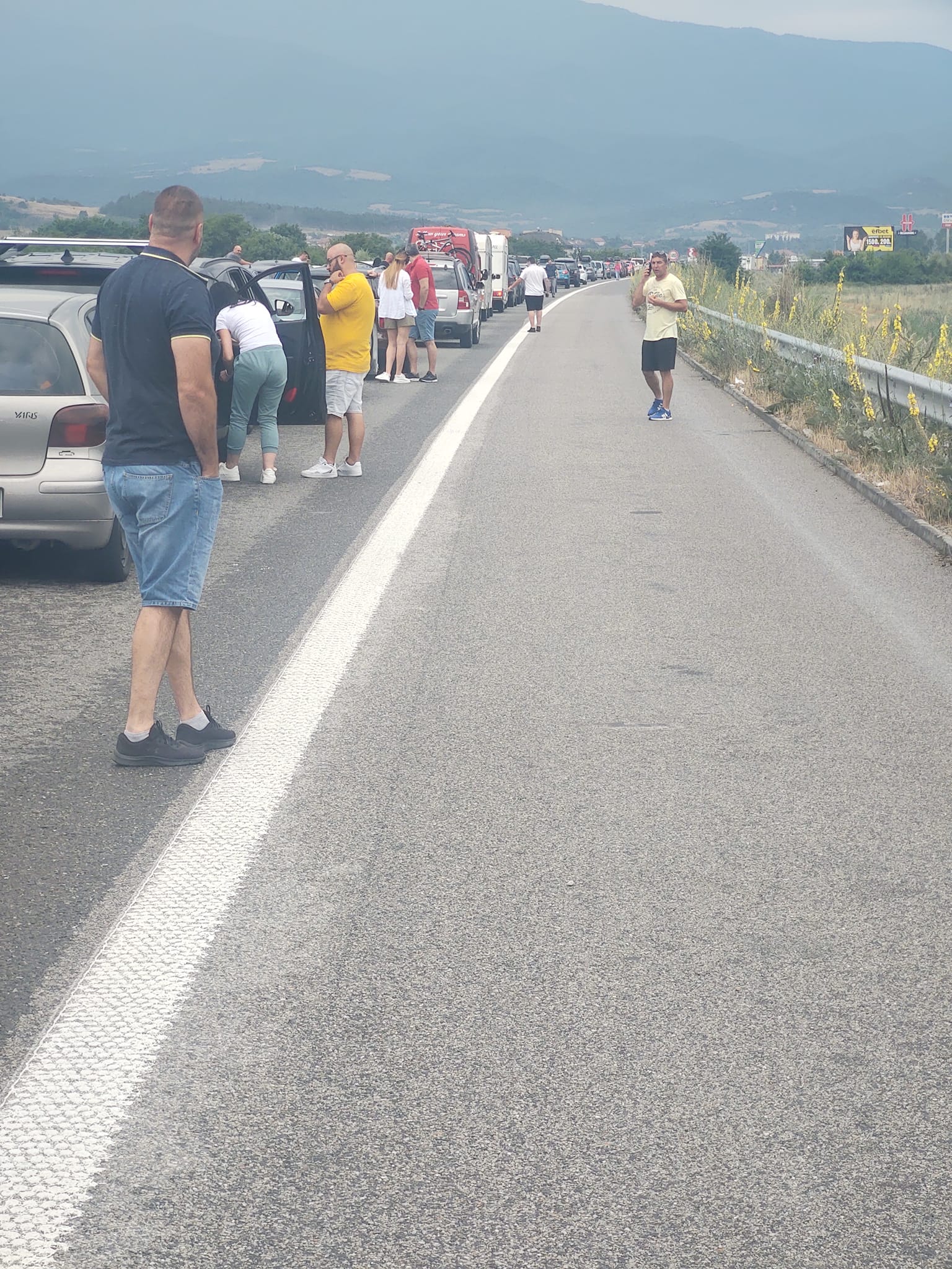 Засилен трафик, полицейски проверки и затворени улици в цялата страна