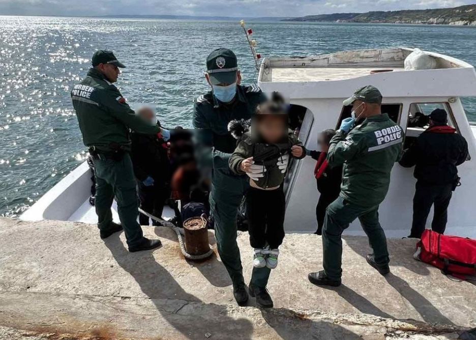 Операция в бурни води: Спасиха 38 мигранти в Черно море 
