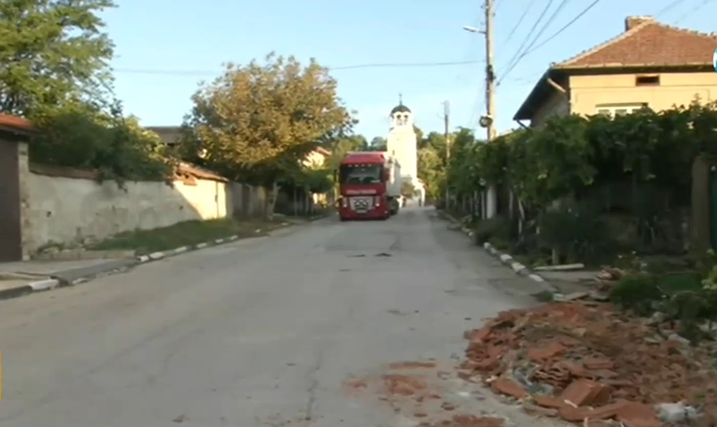 Камион се заби в къща в плевенско село