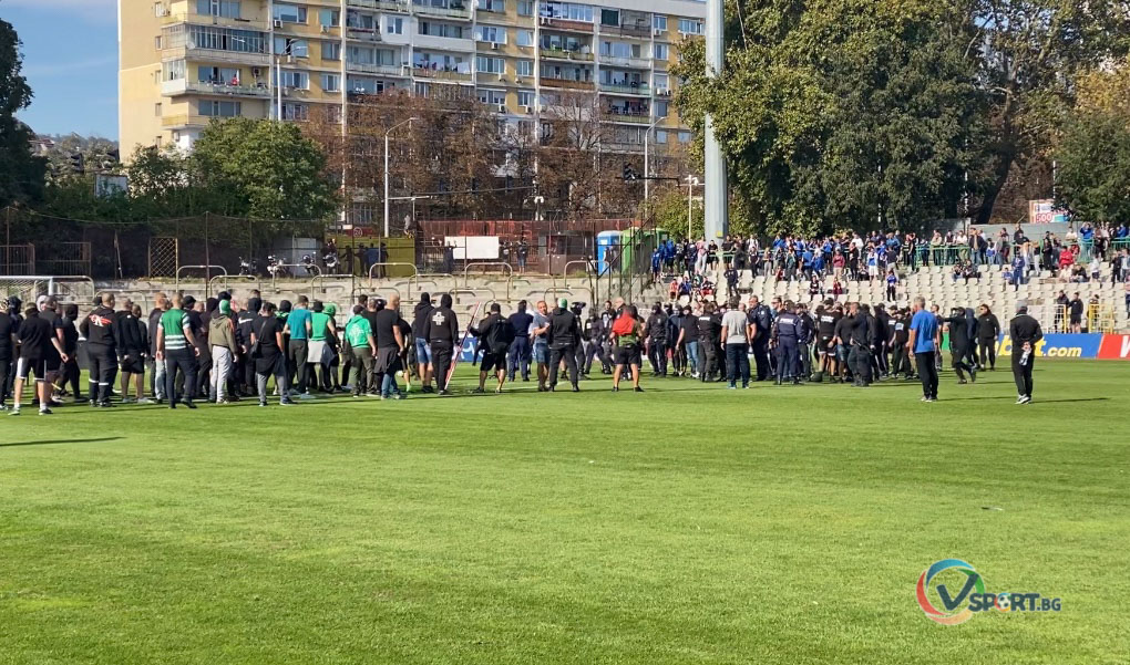 Полицай в болница след инцидент на дерби в Трета лига (ВИДЕО)