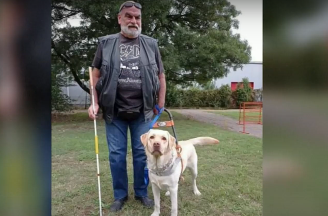 Отказаха на незрящ мъж и кучето му водач достъп до автобус