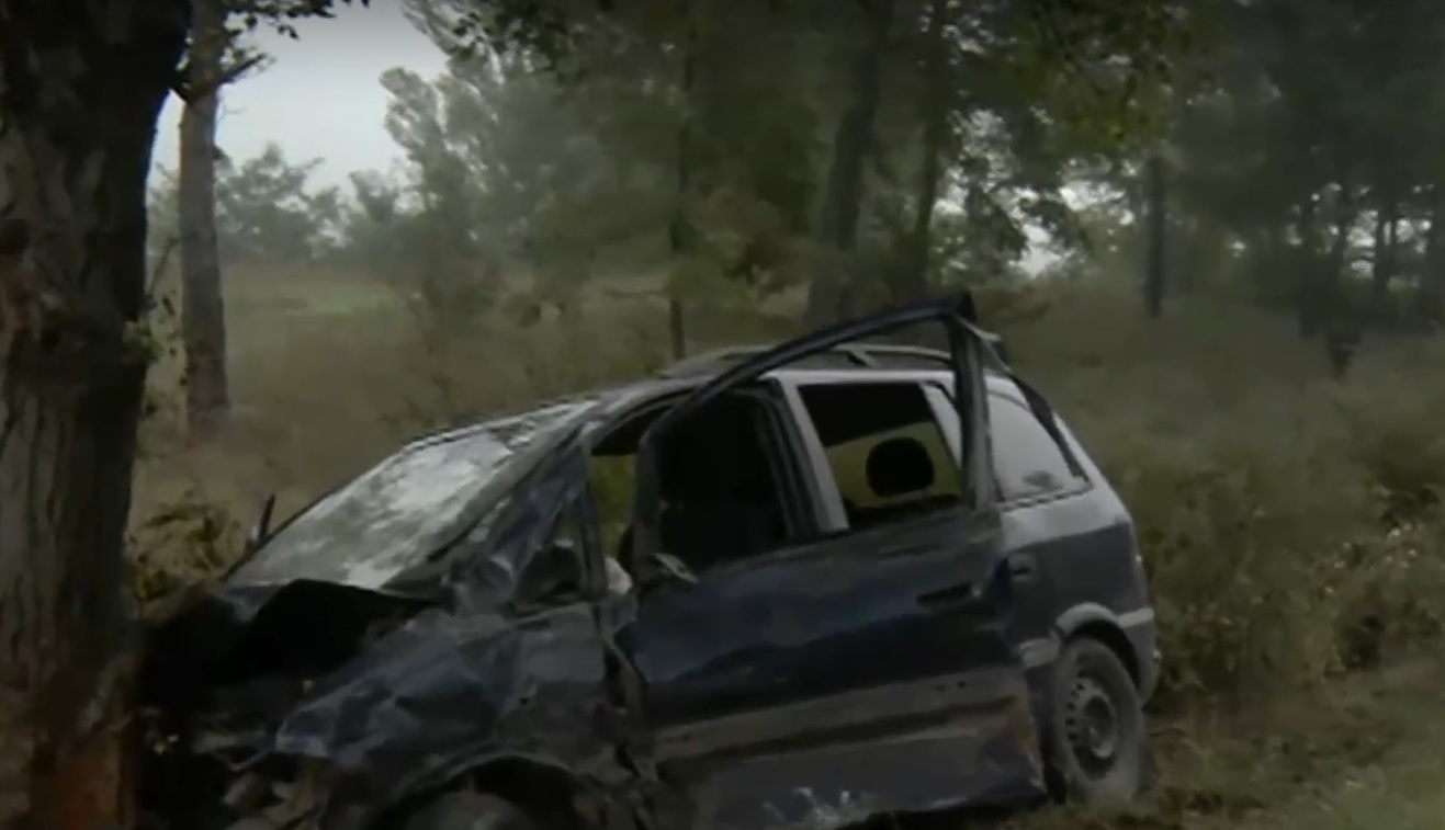 Кола забърса странично камион и се удари в дърво на Е-79 край Благоевград, има пострадали