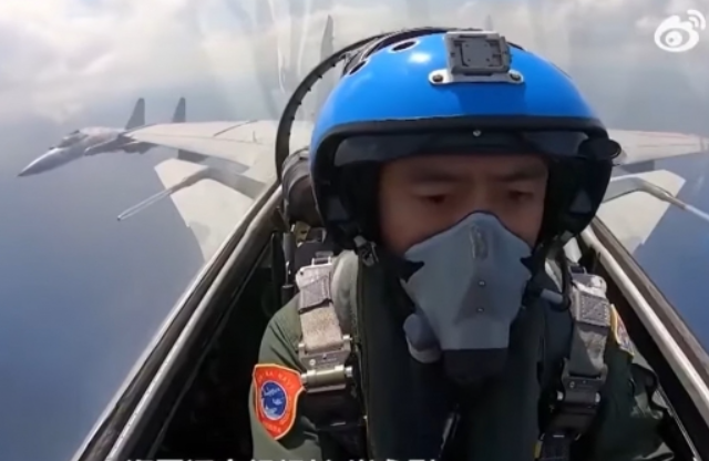  Китайски изтребители J-15 "Летяща акула" са заснети да прелитат над американски разрушител (ВИДЕО)