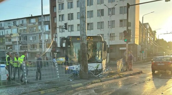 Автобус се блъсна в електрически стълб във Варна