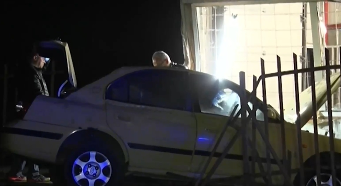 Автомобил, превозващ мигранти, катастрофира в София