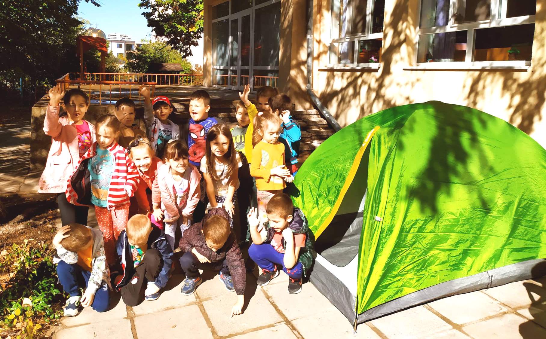 Горски педагози учиха деца да опънат палатка