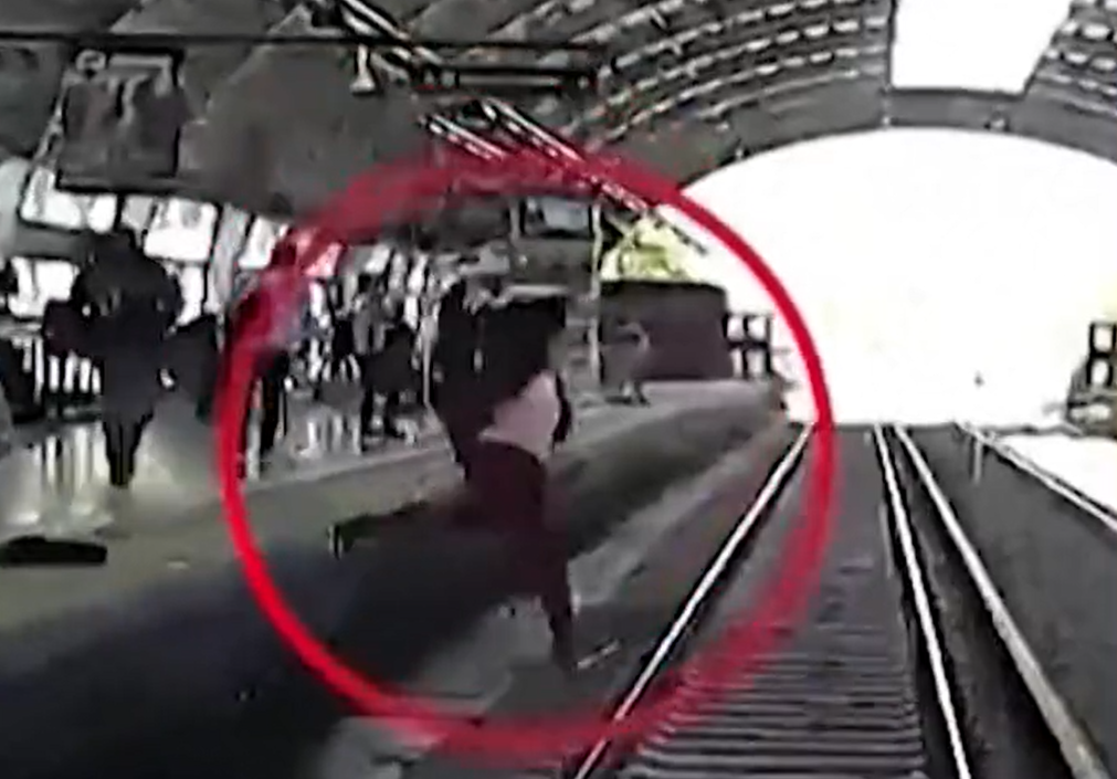 Мъж оцеля след падане пред влак на метрото в Буенос Айрес (ВИДЕО)