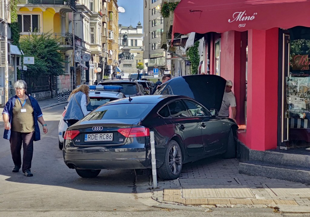 Полско Ауди се вряза в магазин в центъра на София (СНИМКИ)