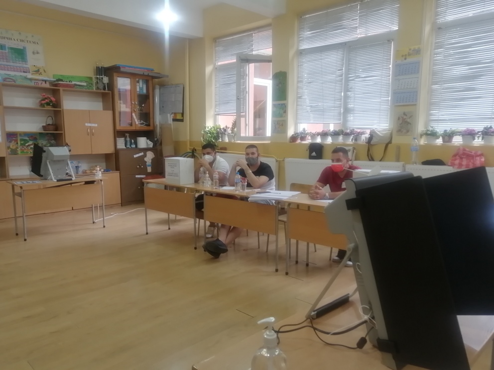 В над 1600 секции софиянци избират депутати