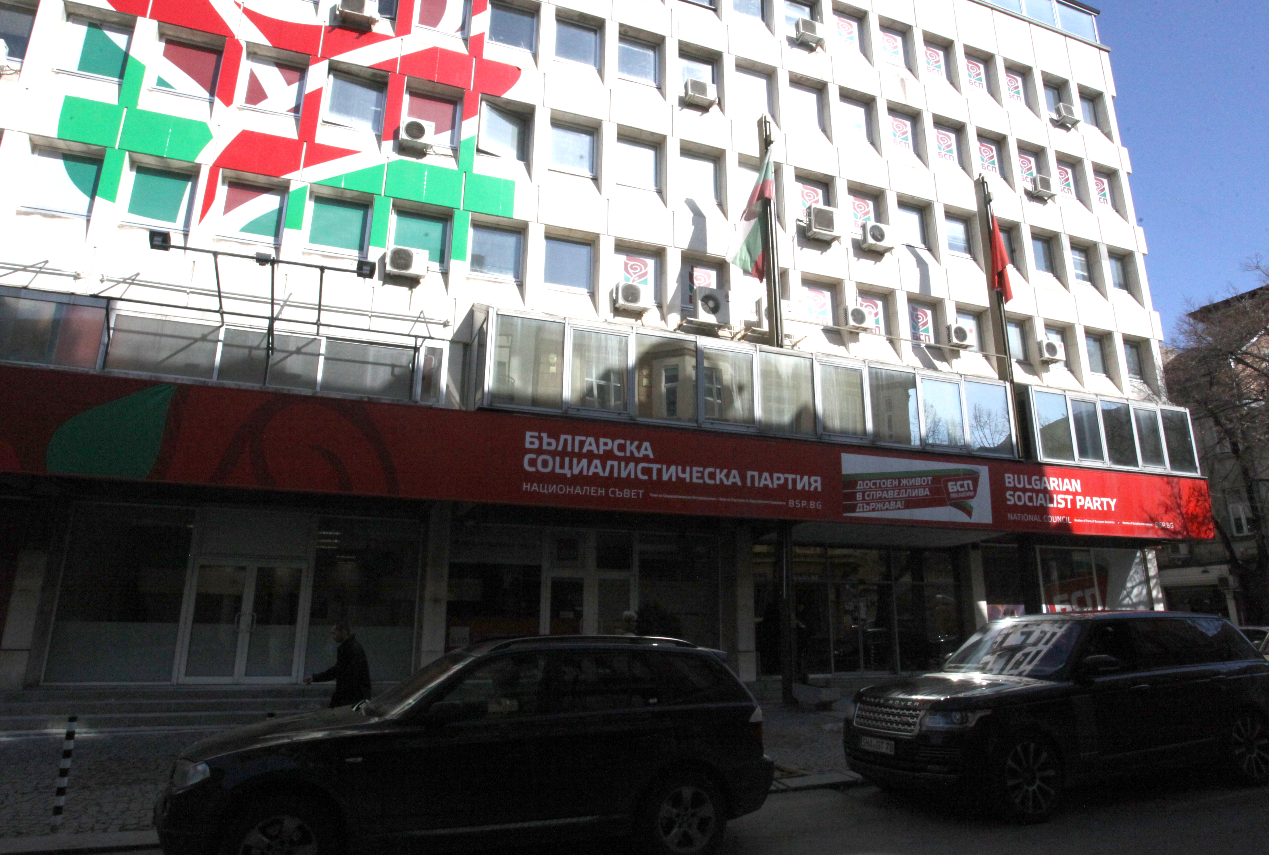 Членове на БСП искат оставката на Корнелия Нинова