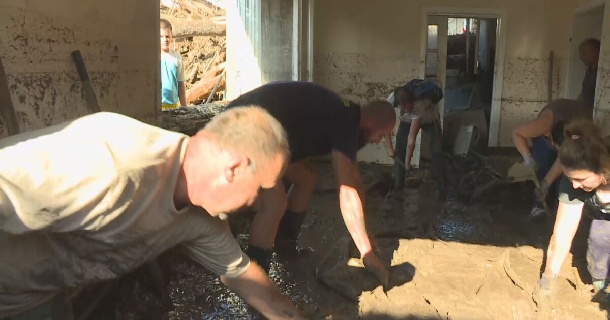 Доброволци продължават да помагат на хората от наводнените села в Карловско