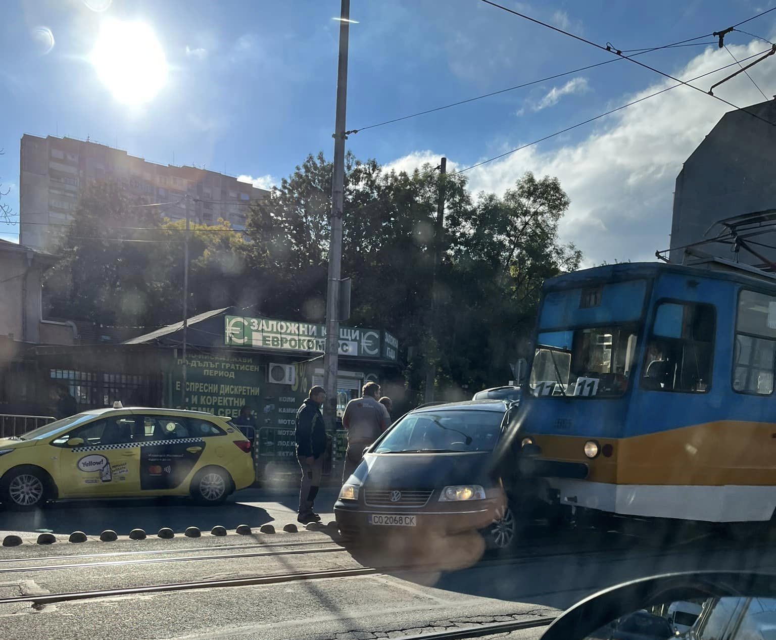 Сблъсък между кола и трамвай затруднява движението на бул. "Константин Величков"