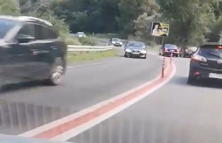 НСО понижи шофьора, който бе заснет да избутва коли от пътя в Кресненското дефиле