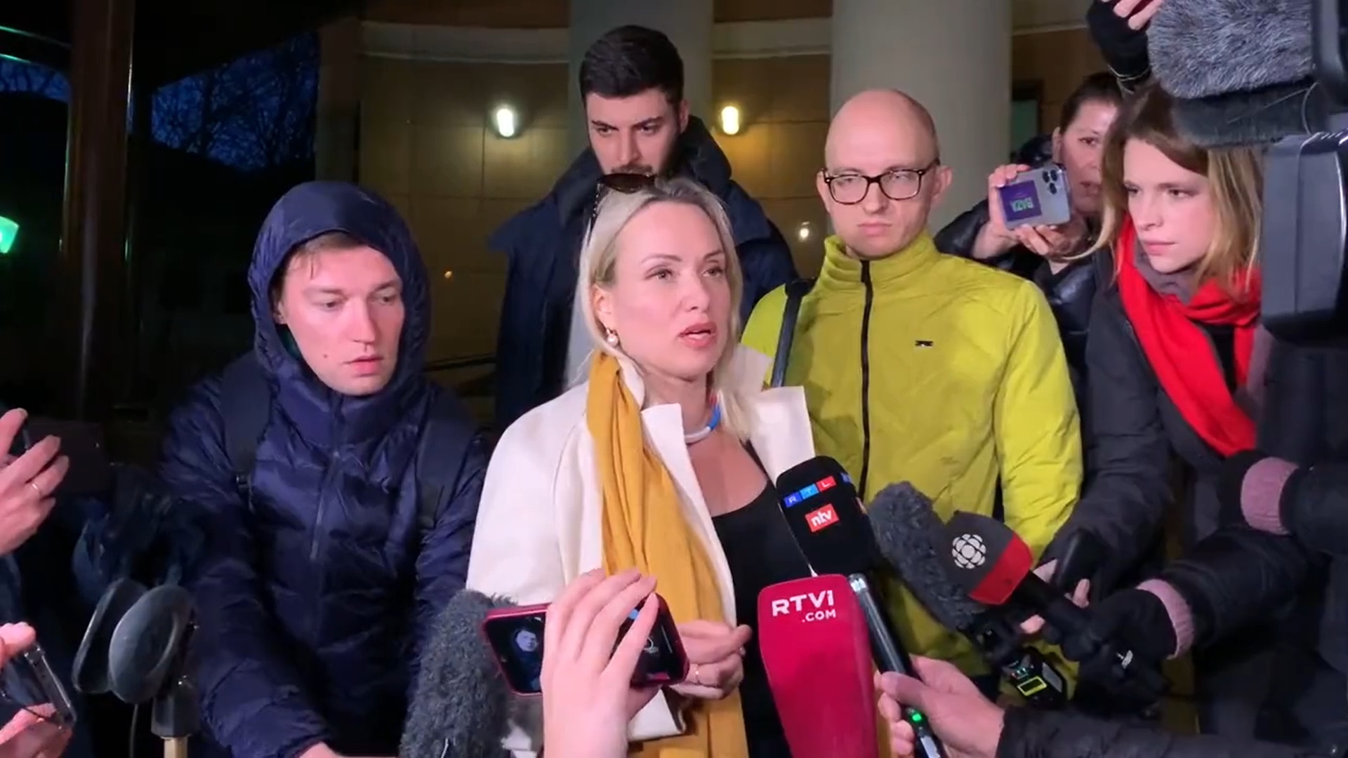 Руската журналистка Марина Овсянникова потвърди, че е избягала