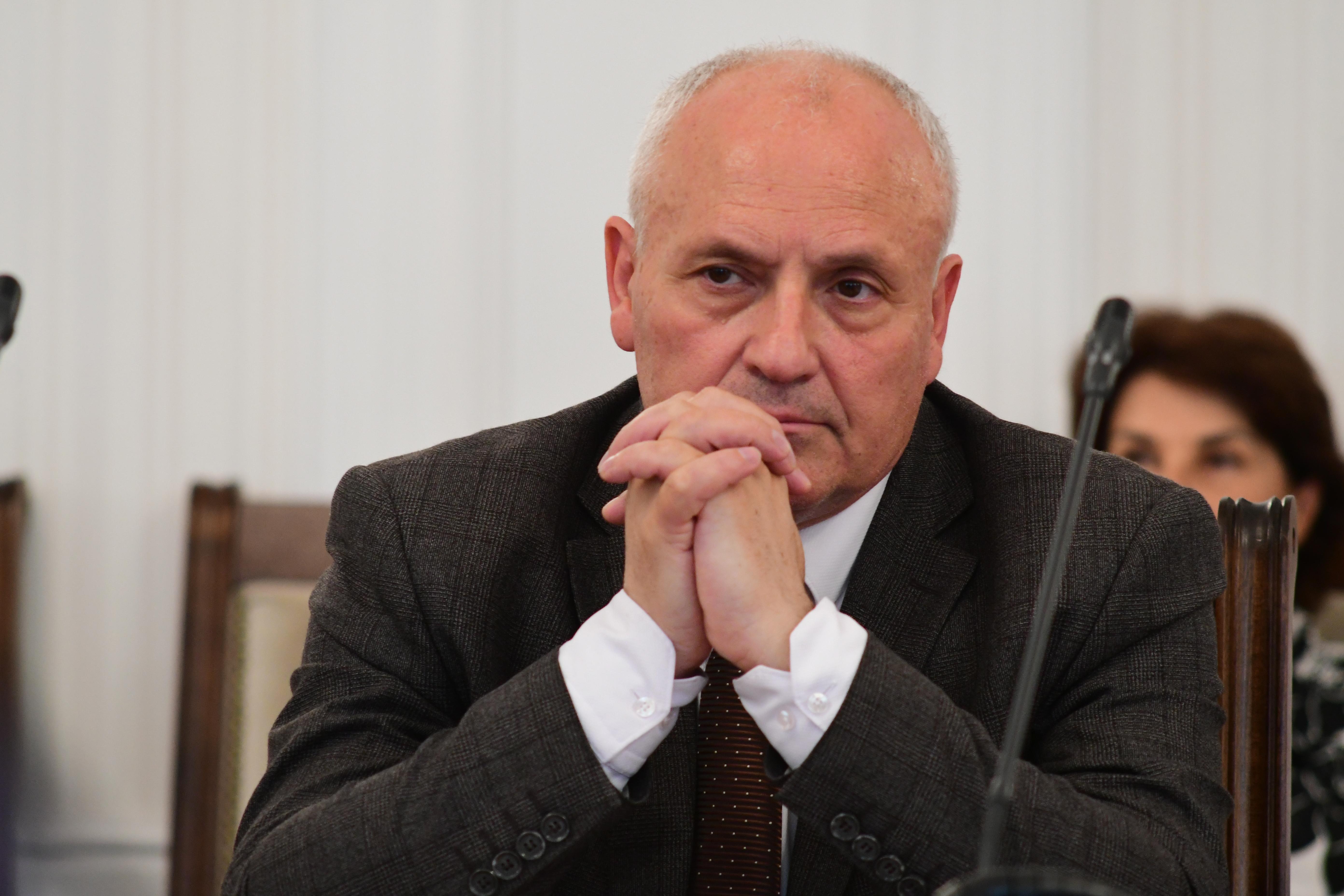 Освободен е шефът на агенцията по храните