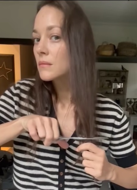 Марион Котияр, Жулиет Бинош и други френски звезди режат косите си в подкрепа на жените в Иран (ВИДЕО)