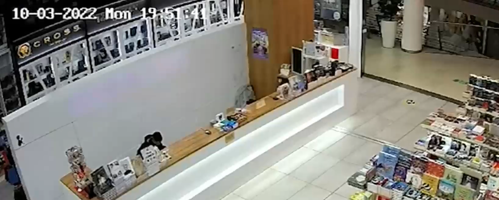 Младежи обраха оборота на книжарница в столичен мол