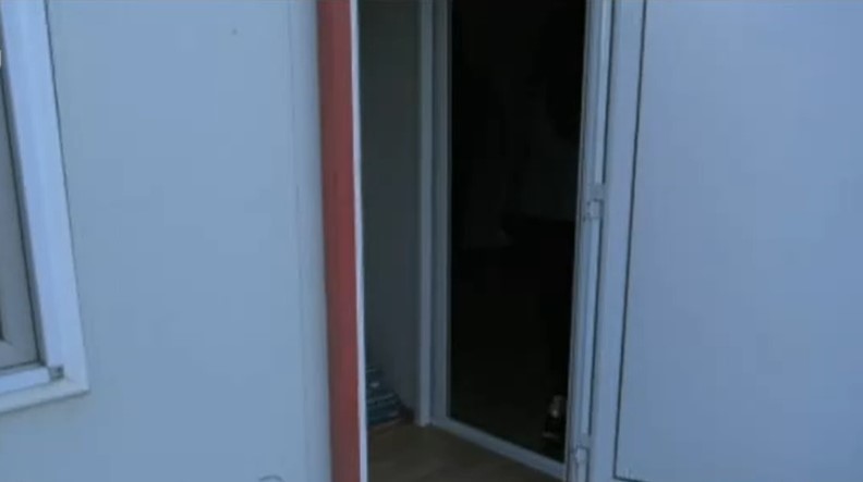 Хората от Каравелово, на които им бяха доставени фургони, още не могат да влязат да живеят в тях