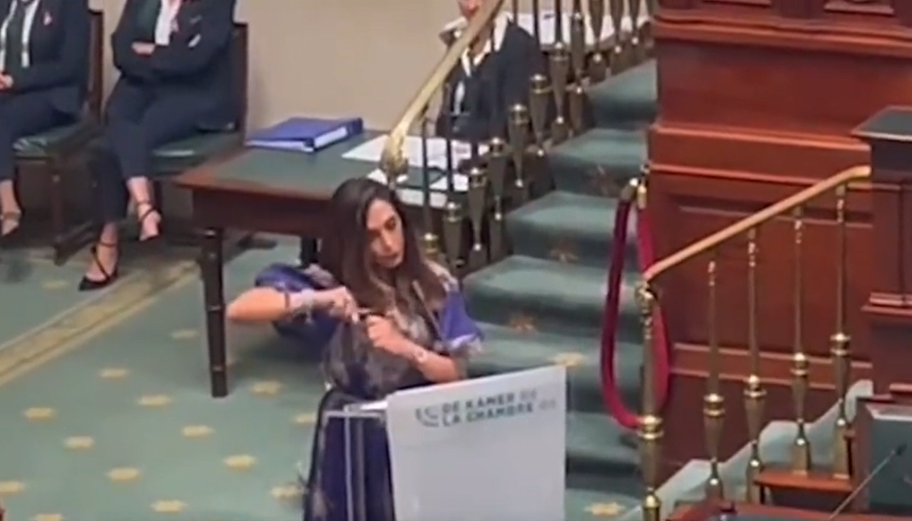 Белгийската министърка на външните работи отряза кичур от косата си в знак на подкрепа за жените в Иран