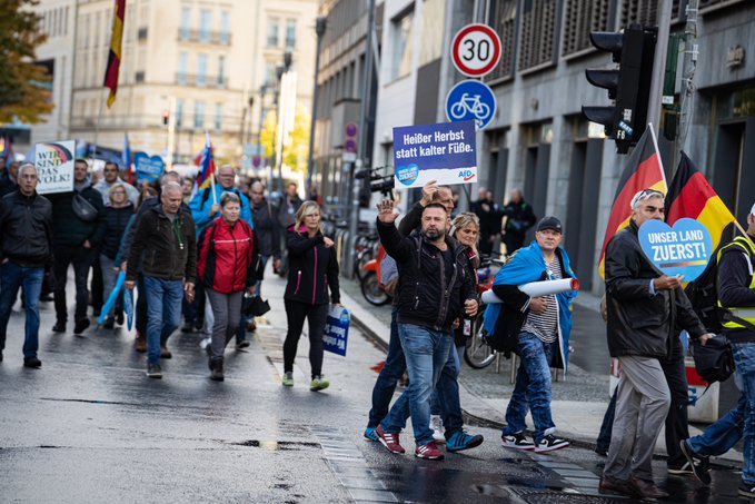 Хиляди излязоха на протест в Берлин срещу високите цени и поскъпването на живота (ВИДЕО)