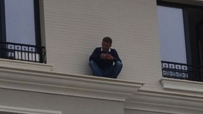 Кметът на Перник се качи при работниците, заплашващи да скочат от сграда