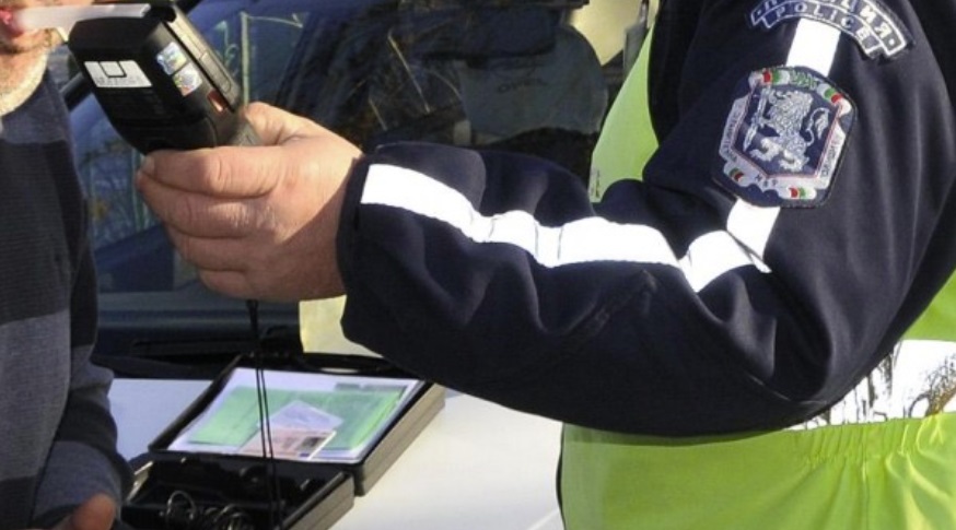 Задържаха пиян пожарникар зад волана в Асеновград